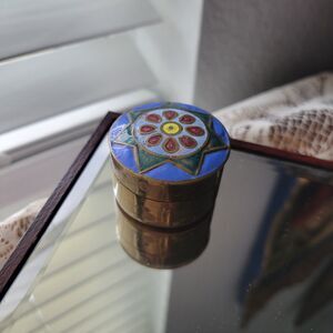 Vintage Sm Round Brass Pill Box w/  Cloisonne Enamel Top Tribal Design 70s decor